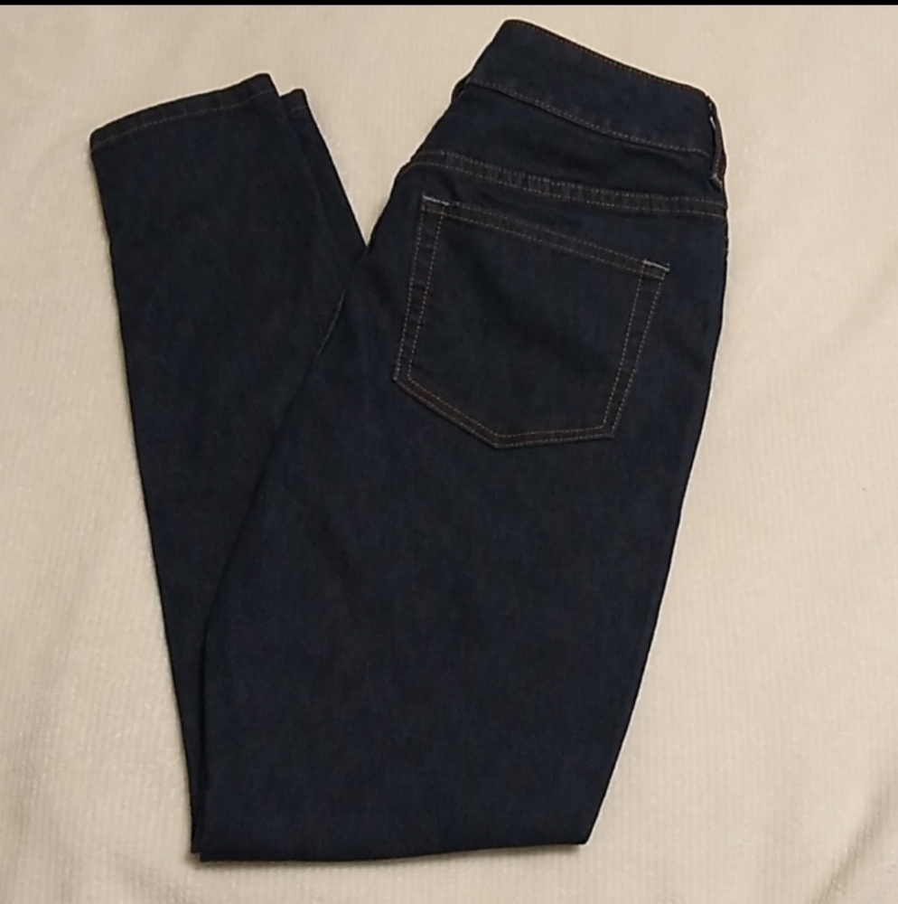 The Limited 917 Size 6 Dark Denim Capris